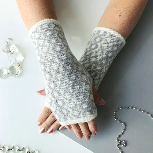 Grey wrist warmers - Bubbles - Little Knitted Stars